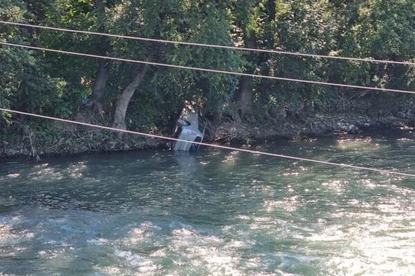 SAOBRAĆAJNA NESREĆA: Auto sleteo u reku Lim, ima povređenih!