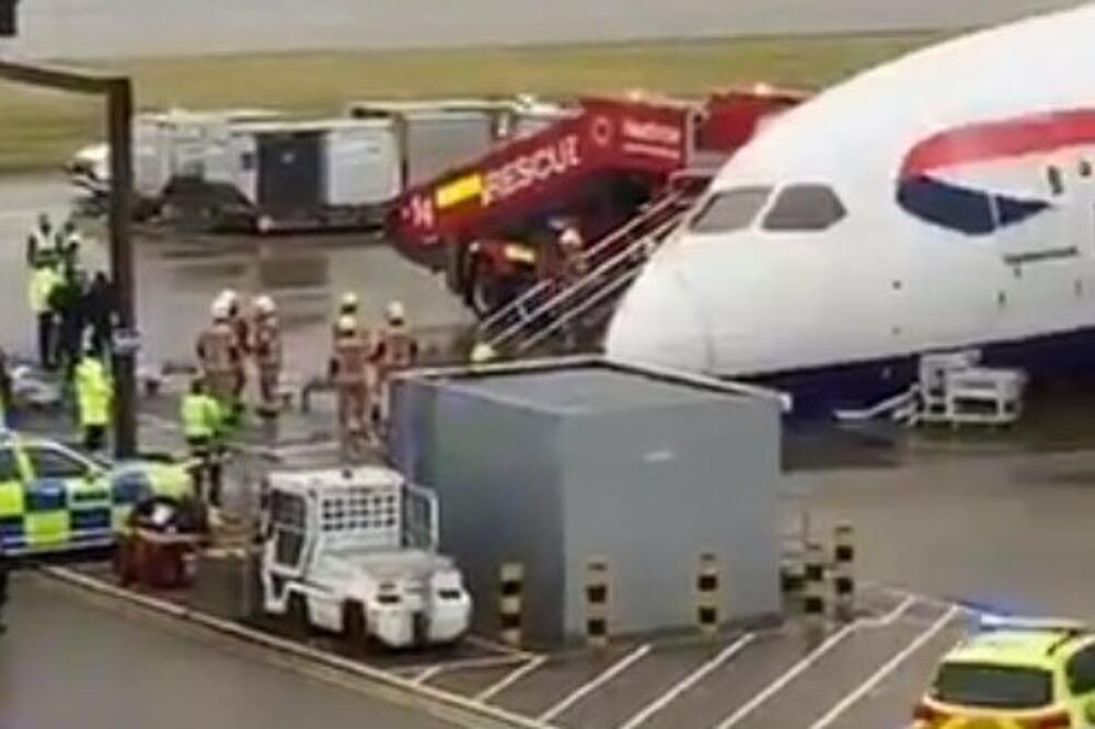 DRAMA NA AERODROMU U LONDONU: Avion se skljokao na "NOS", radnici HITNE SLUŽBE dojurili na lice mesta! (VIDEO)