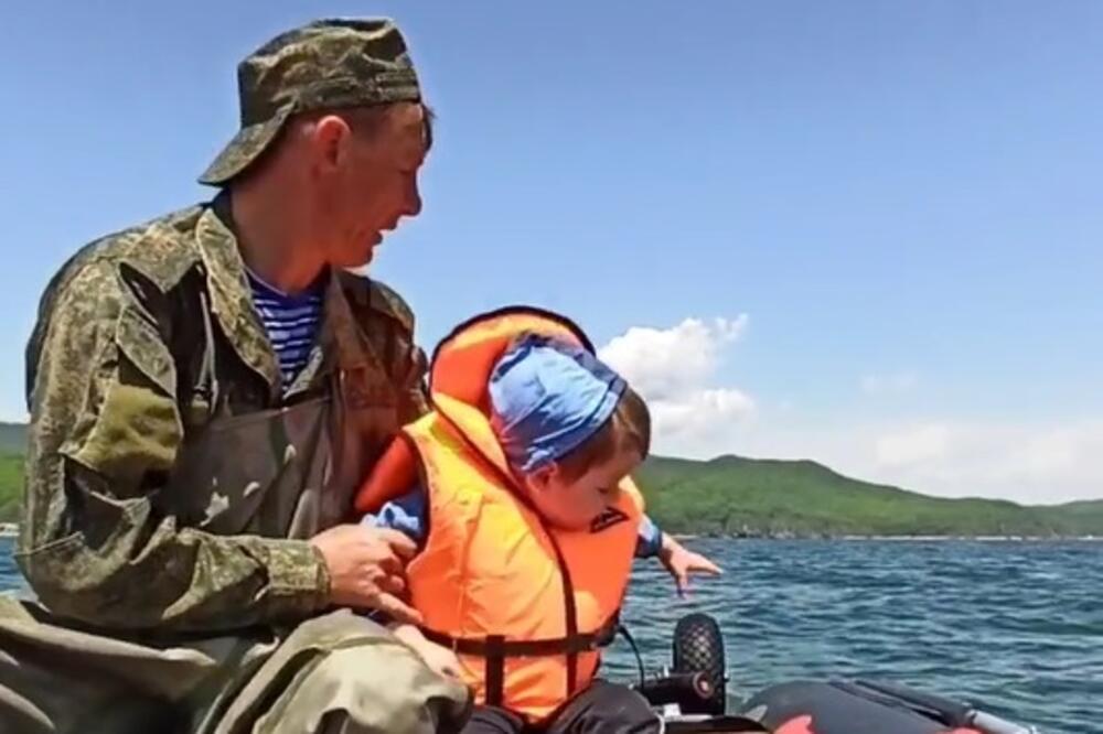 TUGA! Feđa (3) je pronađen u brodiću na jezeru u Rusiji, potraga za njegovim roditeljima završila se tragično!