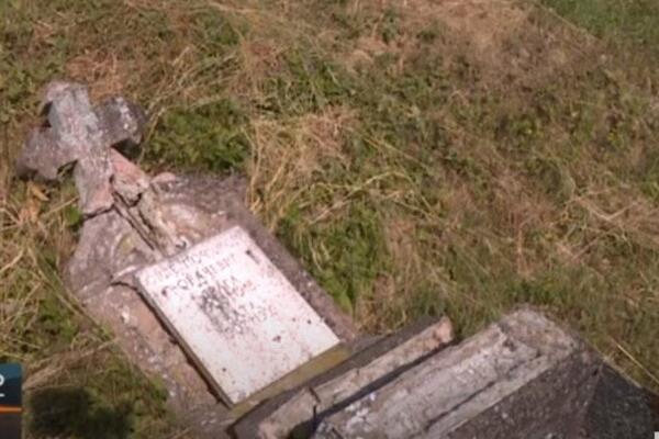 UŽAS U HRVATSKOJ: Na pravoslavnom groblju uništeno 17 spomenika na ćirilici (VIDEO)