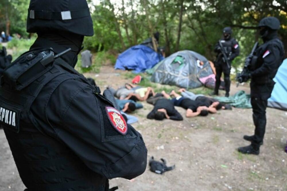 AKCIJA ''PLAŽA'' SRPSKE POLICIJE: U ilegalnom kampu migranata pronađena bezbednosno interesantna lica (FOTO)