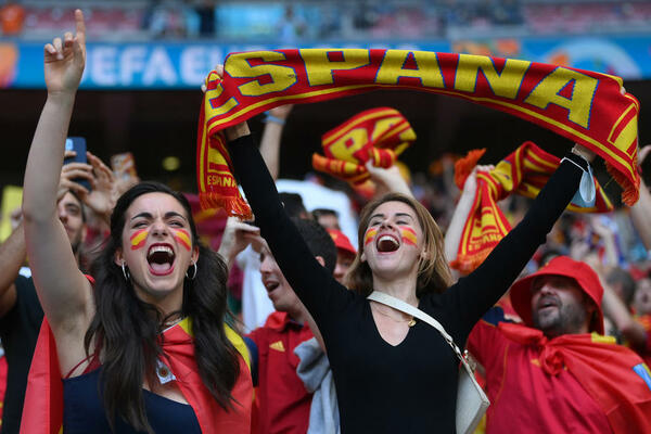 POŠTO NISU MOGLI ONI IZ DOMOVINE: Vembli ispunili navijači Italije i Španije sa prebivalištem u Britaniji! (FOTO)