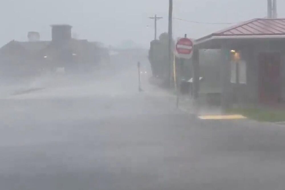 ELSA NAKON KUBE NOSI SVE PRED SOBOM I NA FLORIDI! Jak vetar i kiša pustoše grad, vidljivost SLABA! (VIDEO)