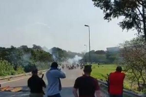 JEZIV SNIMAK IZ JUŽNE AFRIKE: Nemiri bukte, naoružani građani otvorili vatru na demonstrante! (VIDEO)