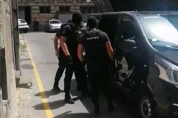 AKCIJA POLICIJE NA NOVOM BEOGRADU: Uhapšena grupa momaka, PRETRESAJU SUMNJIVE