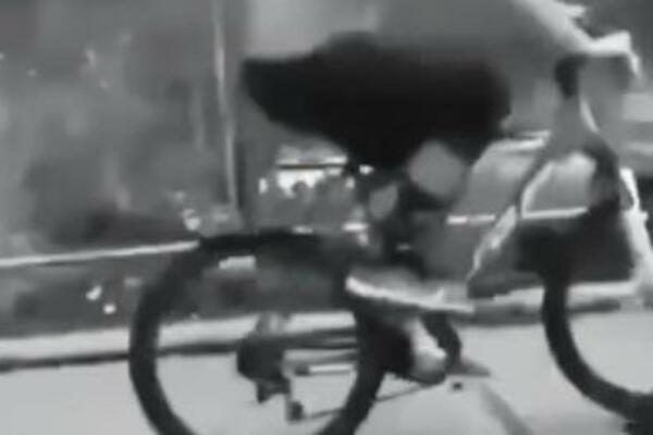 ''AKO HOĆU, GAZIĆU TEBE, A NE MAČKU!'' Levijatan podelio MONSTRUOZNI VIDEO, dečak biciklom GAZI NEDUŽNU ŽIVOTINJU
