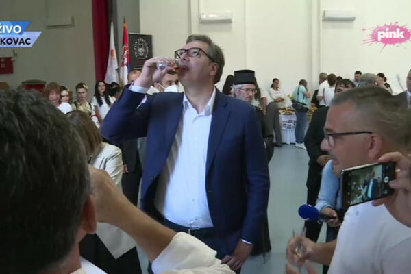 DOBRA! Vučić popio rakiju sa likom Čiča Draže - Čuo sam od Nestorovića da treba (FOTO)