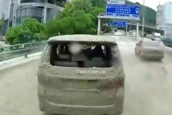 NESVAKIDAŠNJI INCIDENT U TOKU VOŽNJE: Automobil "OKUPAN" cementom nasred PUTA, ovo sigurno nije OČEKIVAO! (VIDEO)