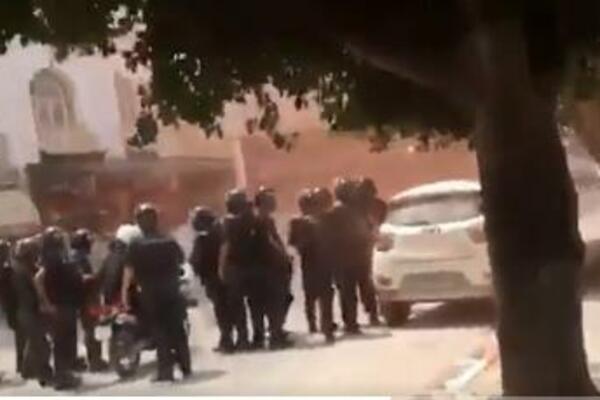 JEZIVE SCENE U TUNISU: Demonstranti besni, lete KAMENICE, ljudi nezadovoljni stanjem pandemije! (VIDEO)