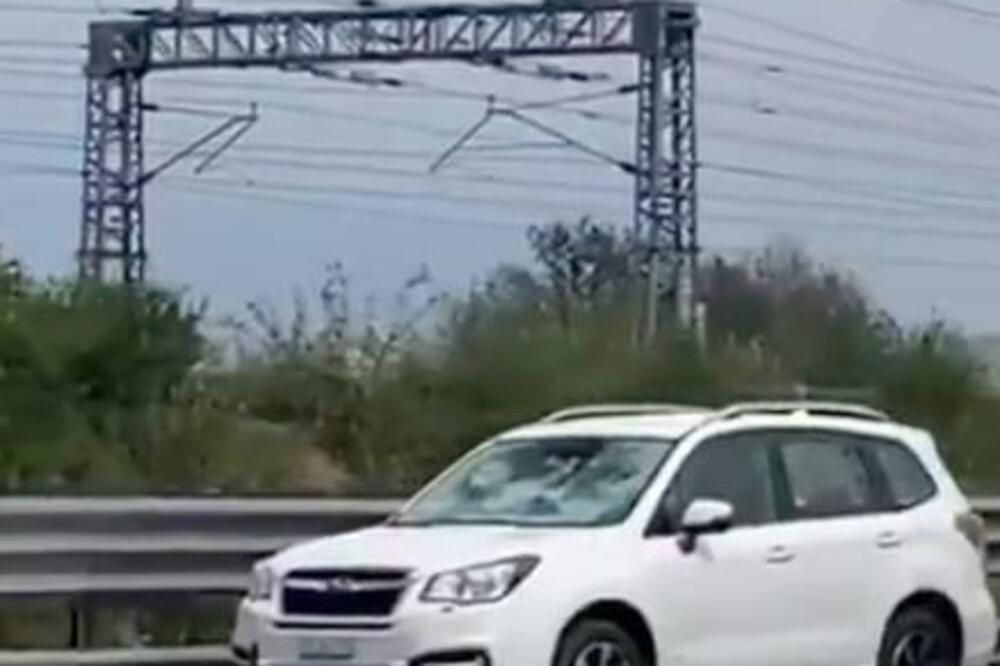 GRAD RAZBIO ŠOFERŠAJBNE NA SVIM VOZILIMA U KOLONI! Nezapamćen prizor snimljen na auto-putu u Italiji! (VIDEO)