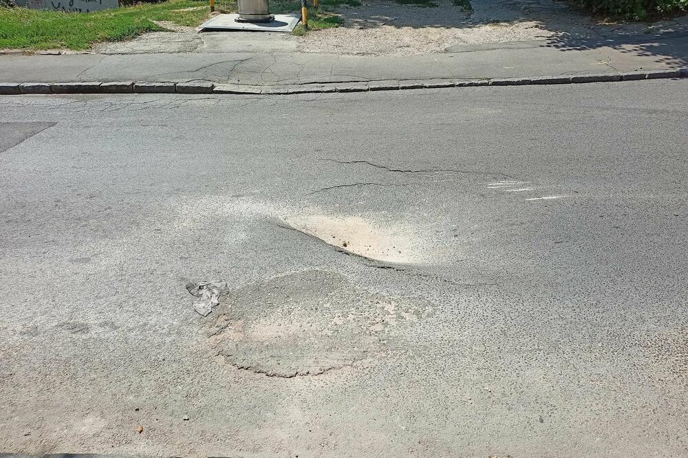 VOZAČI, PAŽNJA! Pojavila se velika rupa na uglu Grčića Milenka i Metohijske ulice, možete ozbiljno da uništite auto