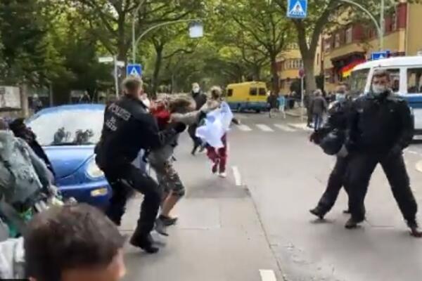 HAPŠENJA I SUKOBI SA POLICIJOM NA ANTI-KOVID PROTESTIMA U BERLINU: Demonstranti probali da probiju KORDON!