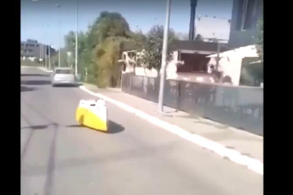 DA LI IKO ZNA ŠTA SE JE OVO? U BG-u snimljeno ČUDNO žuto vozilo, NIKOM nije jasno na koju foru se kreće (VIDEO)