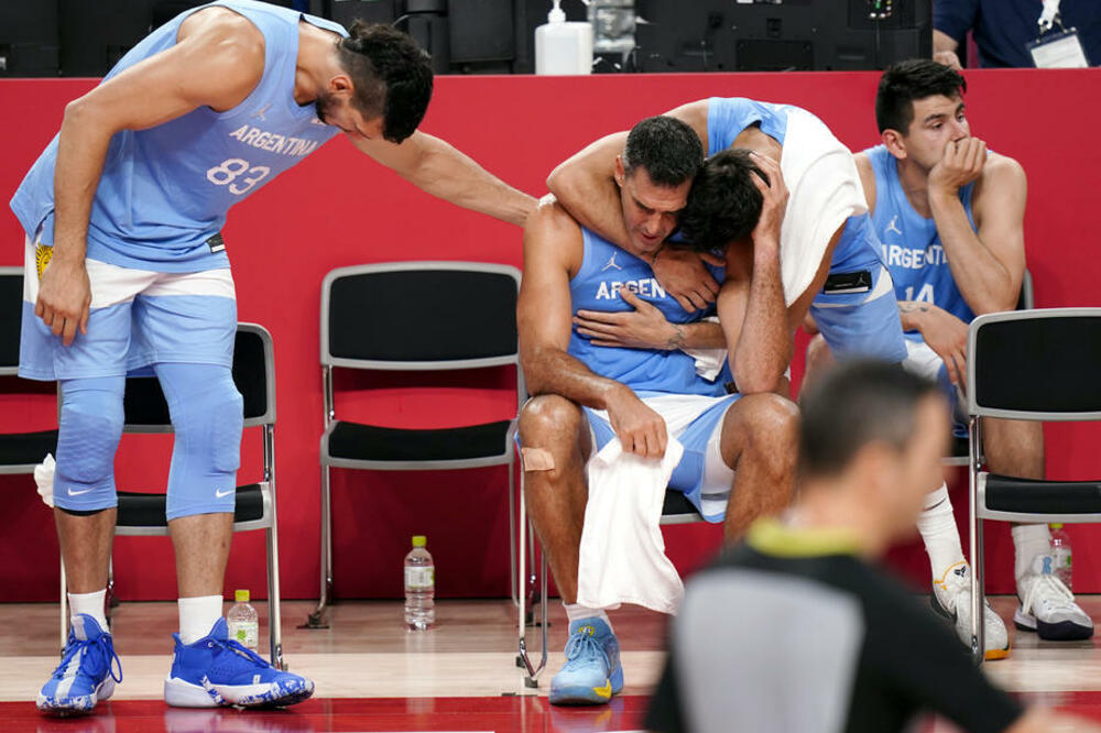 AUSTRALIJANCI POBEDILI I RASPLAKALI SKOLU: Slavni košarkaš nije mogao da zadrži suze!