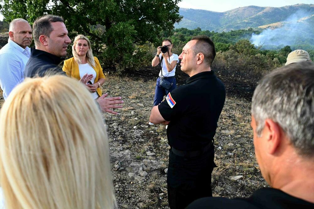 PO NALOGU VUČIĆA: 4 helikoptera odletela u Severnu Makedoniju kao pomoć u gašenju požara, ministar Vulin prisutan!
