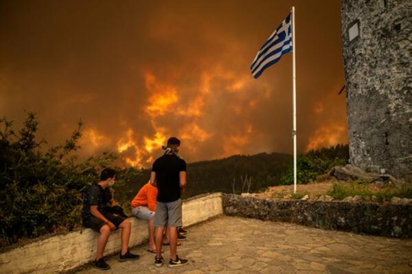 GOTOVI SMO, BLIŽI NAM SE KRAJ! Očajni Grci su suočeni sa KATASTROFOM VEKA, vatra guta HELADU (FOTO)