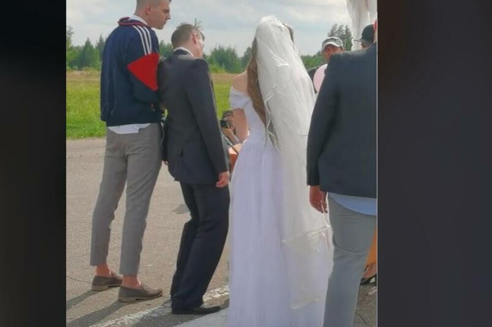 MLADOŽENJU KUM DRŽAO DA NE PADNE! Hit snimak sa venčanja obišao CELU PLANETU! (VIDEO)