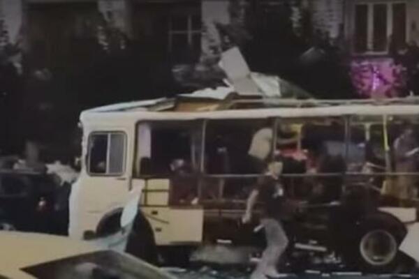 STRAVIČNA EKSPLOZIJA U RUSIJI: Zapalio se autobus sa 30 putnika, IMA POVREĐENIH! (VIDEO)