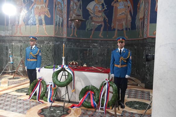 NA OPLENCU ODRŽANA SVEČANA CEREMONIJA: Sto godina od smrti kralja Petra I Karađorđevića (FOTO)