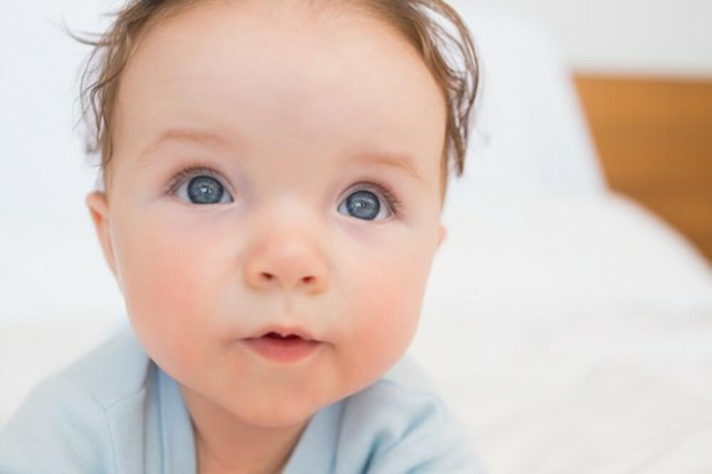 Beba sa plavim očima
