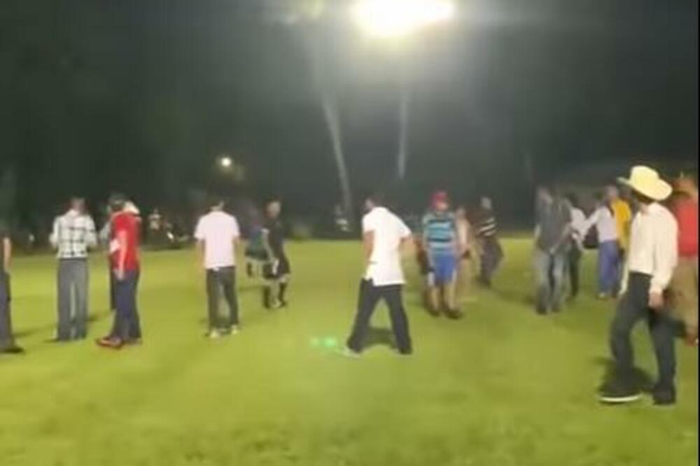 NEVEROVATNE SCENE U HONDURASU: Sudija se od navijača i igrača branio pištoljem (VIDEO)