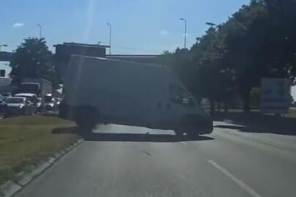"LAGANO, SA PLJUGICOM" Pogledajte kako bahati vozač kombijem prelazi pešačko ostrvo kod Ade, SVI MU SVIRAJU (VIDEO)
