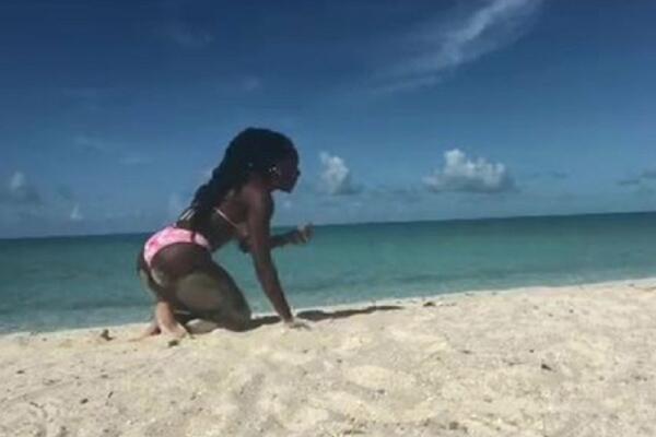PRIŠLO JE S LEĐA: Dok je vežbala na plaži dogodilo se nešto zbog čega je PRETRNULA od straha! (VIDEO)