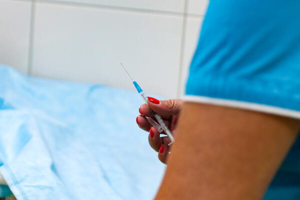 BIZARNO: Antivakser iz Italije stavio lažnu ruku i pokušao da primi vakcinu