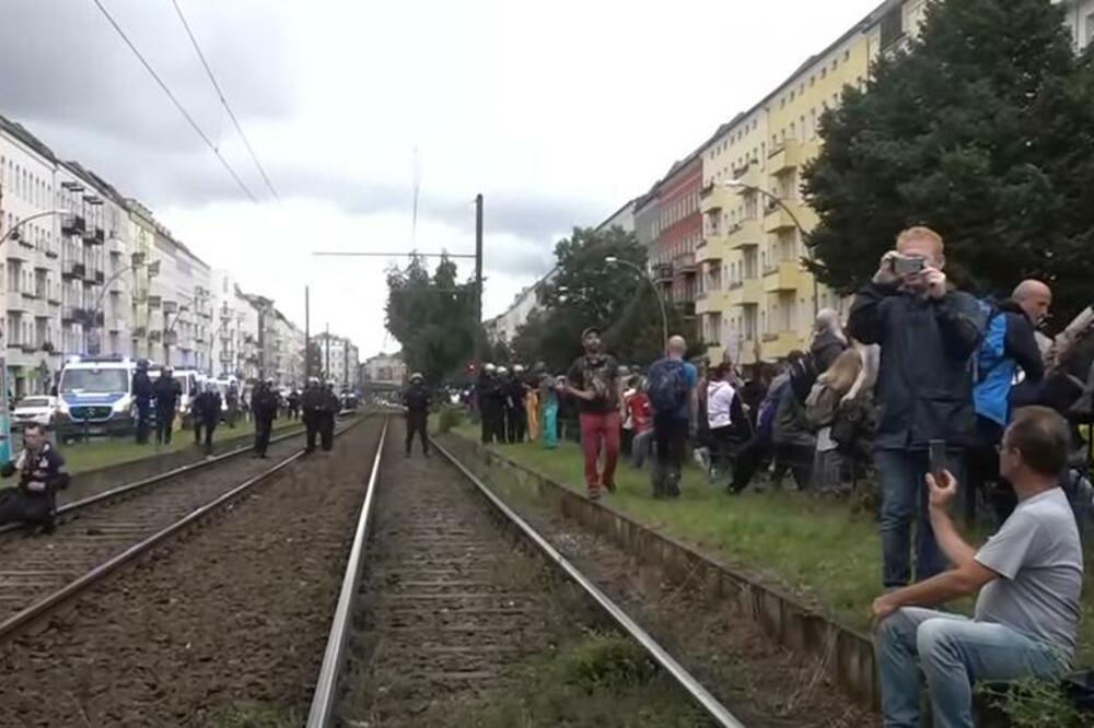 DEMONSTRACIJE: Nemci se protive restriktivnim merama, veliki broj ljudi izašao na ulice (VIDEO)