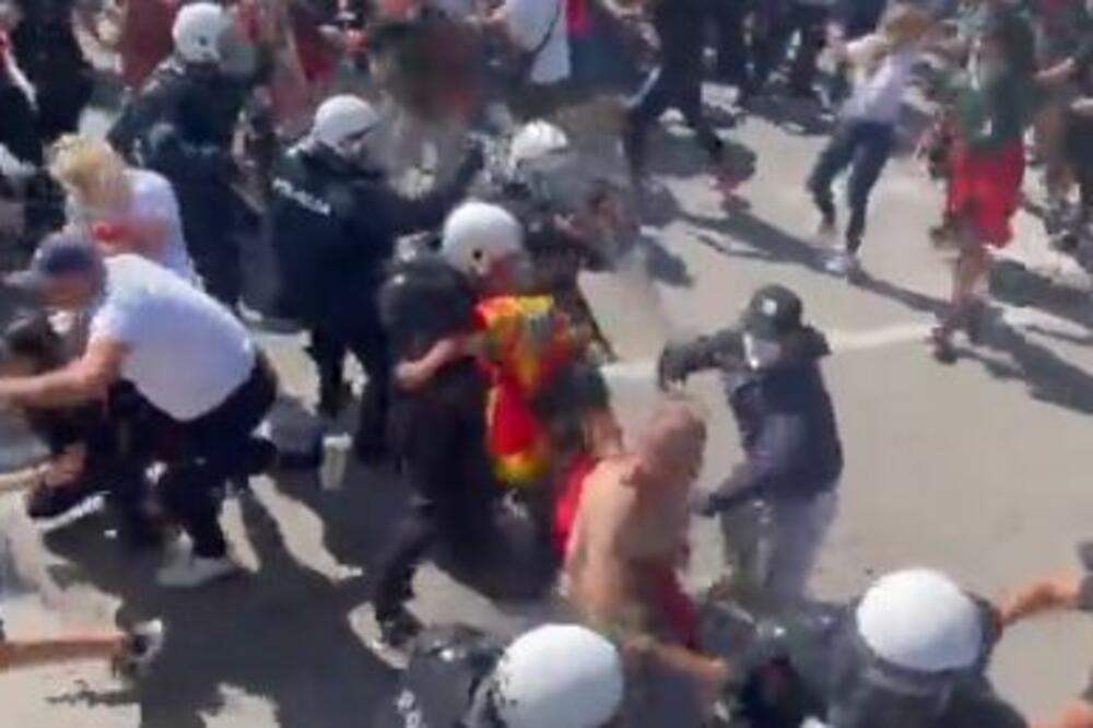 SUKOB POLICIJE I DEMONSTRANATA U CRNOJ GORI: Gađaju kamenjem policajce, pojavio se i snimak! (VIDEO)