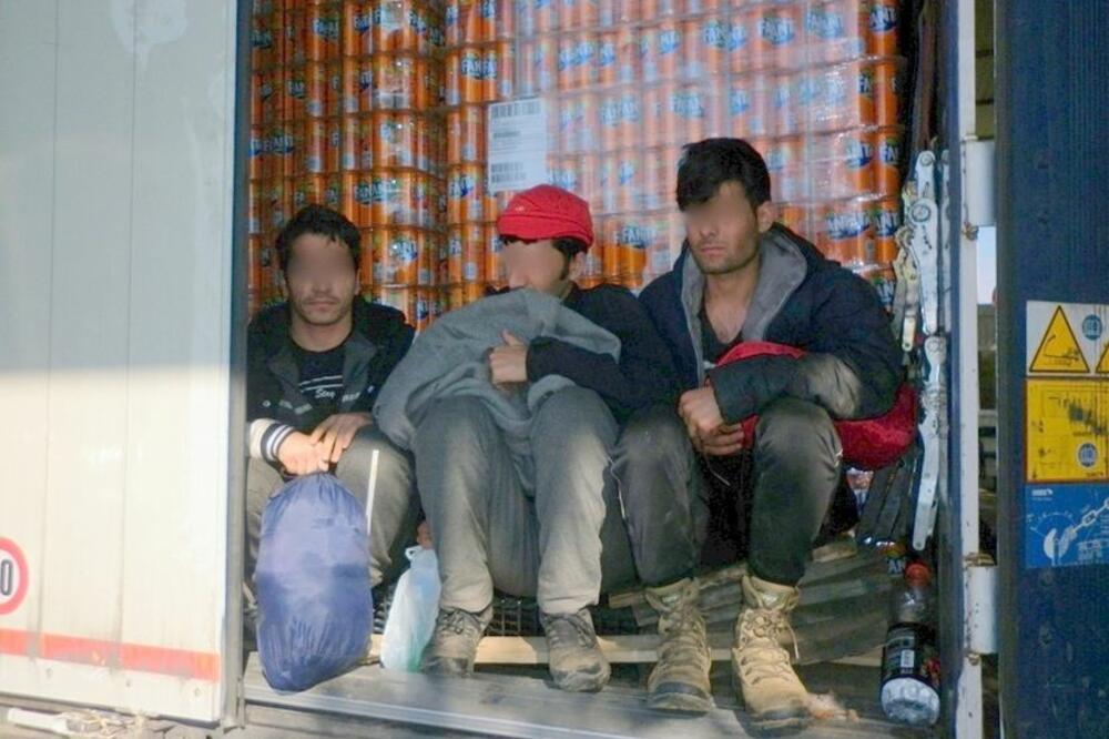 SRPSKI DRŽAVLJANIN BEŽAO OD MAĐARSKE POLICIJE: Prevozio migrante, PA SLETEO U JARAK!