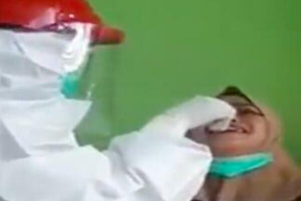 FUJ VADITE MI OVO IZ NOSA: Devojka prestravljena PCR testiranjem (VIDEO)