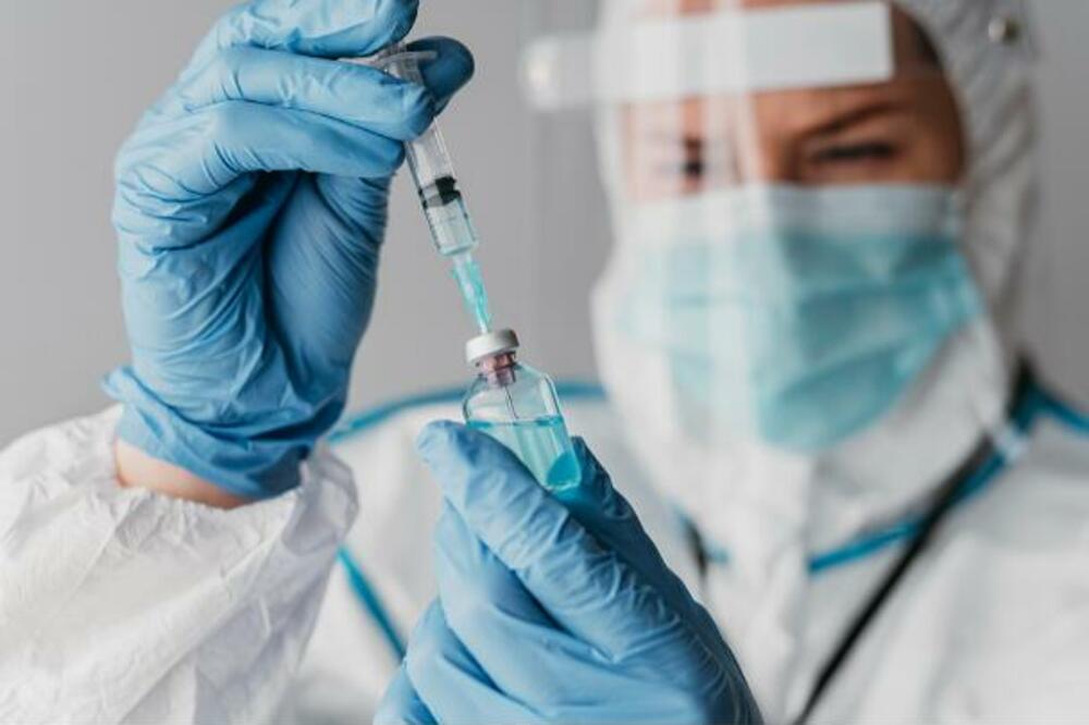 RADI SE NA NJOJ: Vakcina kompanije Fajzer protiv omikron soja biće spremna u martu