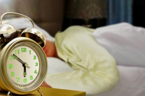VEČERAS POČINJE LETNJE RAČUNANJE VREMENA: Spavaćemo sat kraće, a evo kako to utiče na zdravlje!