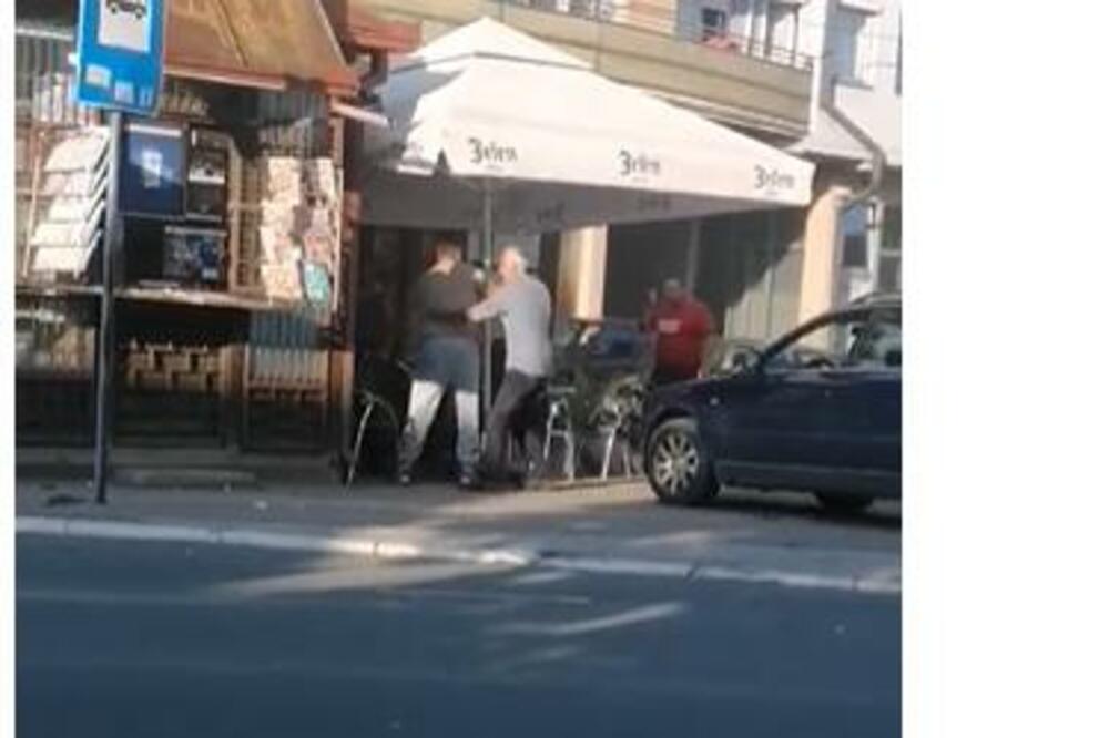 HAOS U ŠAPCU: Zakucao se u žardinjere KAFIĆA, umalo da udari 2 žene sa decom, vređao LJUDE(VIDEO)