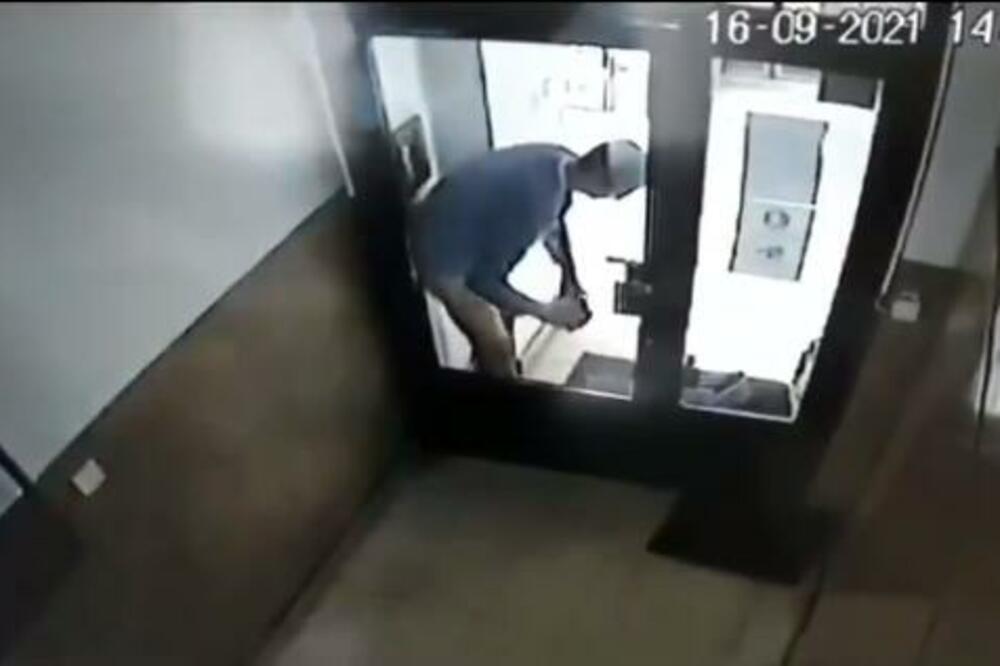 MUKA GA NATERALA?! Snimak iz centra Novog Sada šokirao sve, POTERALO GA, A WC NI U BLIZINI! (VIDEO)