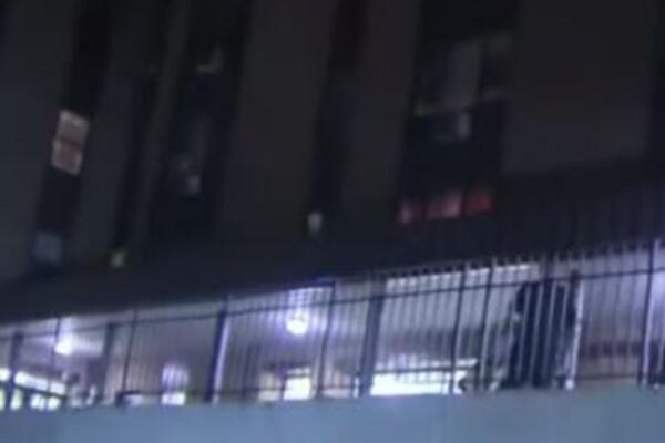 BIZARANO UBISTVO U NJUJORKU: Muškarac pao sa krova solitera na prolaznika, obojica poginula na licu mesta! (VIDEO)