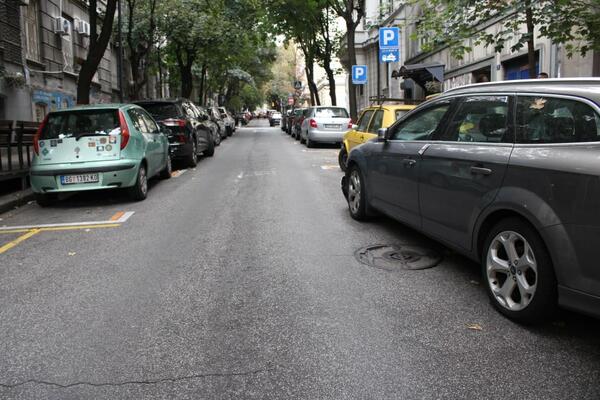 ZEMUNAC NAPRAVIO HIT FORU: Evo čega se setio da SAČUVA sebi parking mesto! (FOTO)