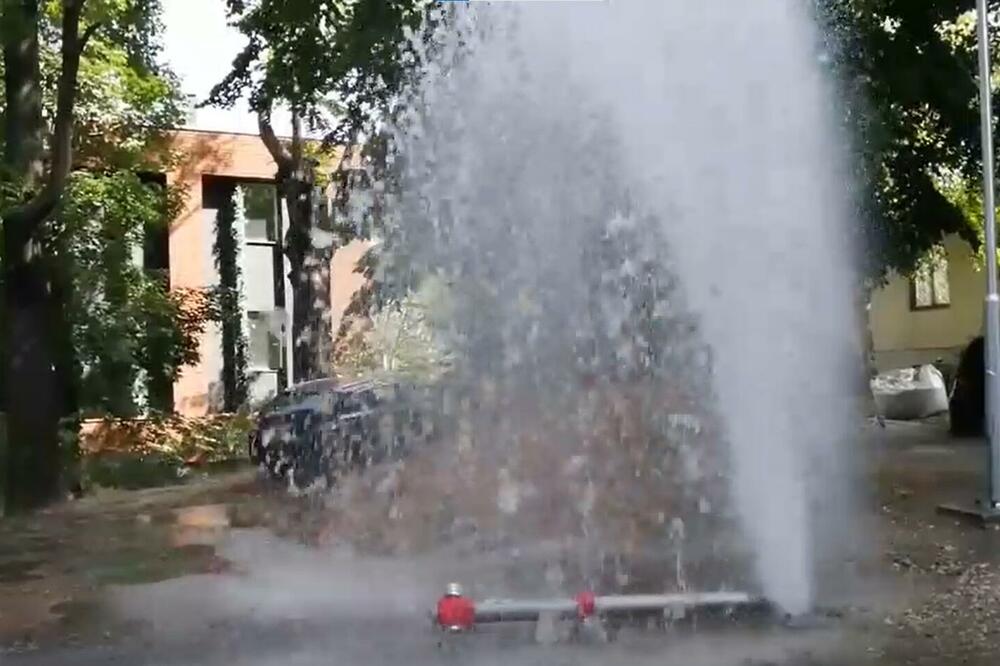 VELIKA POPLAVA ISPRED CRKVE SVETOG MARKA! Voda se sliva sve do Takovske ulice, oboren HIDRANT! (VIDEO)
