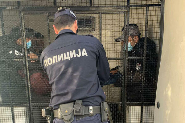 UHAPŠEN SRBIN U MAĐARSKOJ: Pronađeno mu 12 ilegalnih migranata u automobilu!