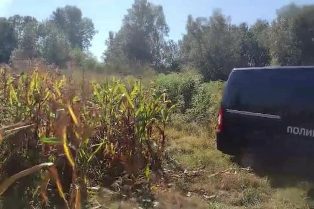 MESTO GDE JE NAĐEN ZAPALJENI PASAT ĐOKIĆA: Policija traži tragove na zemljanom putu koji vodi do Morave (VIDEO)