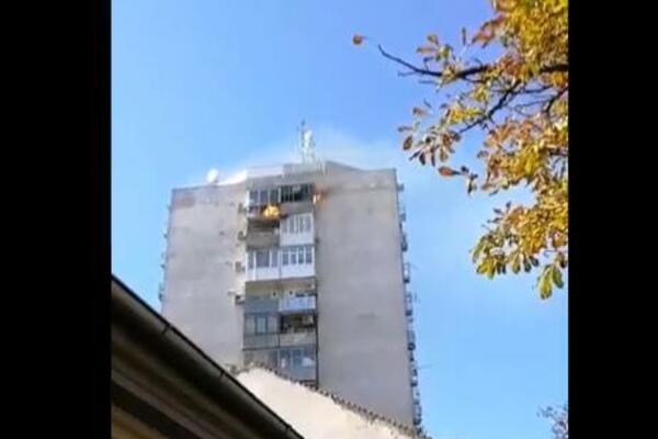 VATRA GUTA STAN U PANČEVU! Pojavio se uznemirujući snimak, građani u neverici gledali buktinju na terasi (VIDEO)