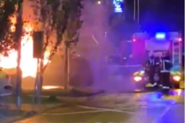 SNIMAK BUKTINJE U STRAŽILOVSKOJ: Zapaljena dva skupocena automobila, plamen ih progutao za MINUT! (VIDEO)