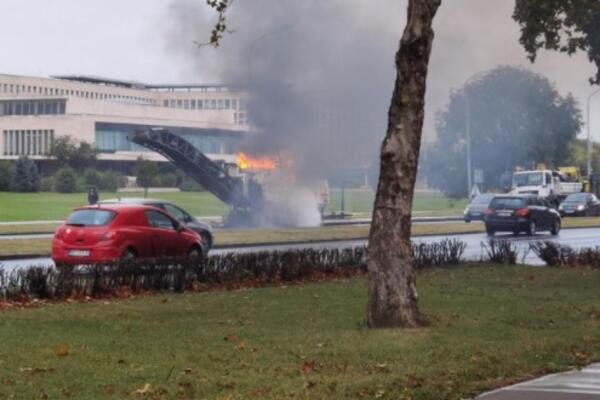 GUSTI DIM KULJAO NA NOVOM BEOGRADU! Teretno vozilo se zapalilo u blizini Palate Srbija (FOTO)