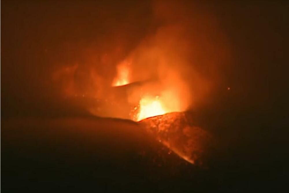 UŽAS NA OSTRVU LA PALMA! Lava vulkana zahvatila zgrade u okolini (VIDEO)