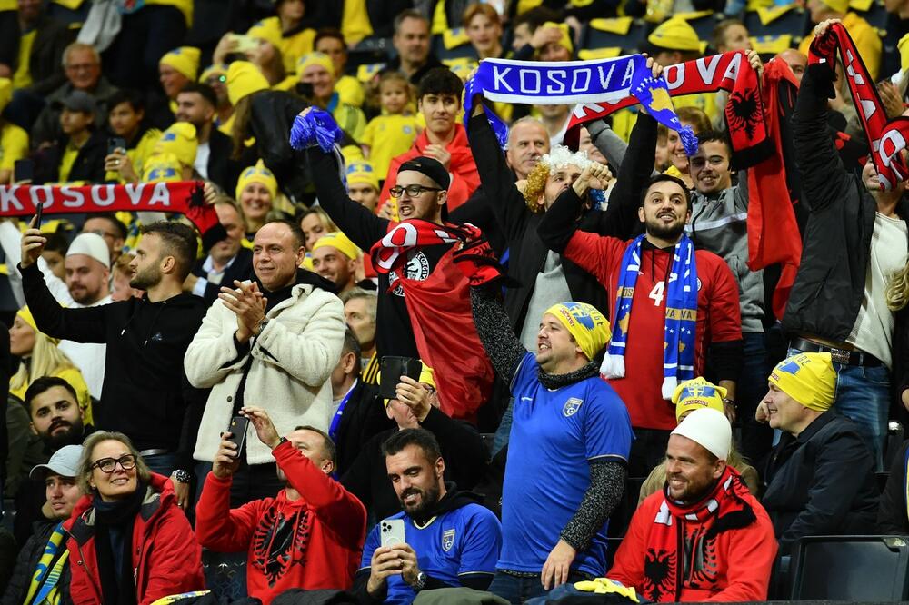 SKANDAL U ŠVEDSKOJ: Gostujući navijači poslali poruku: ,,Kosovo je Albanija!" (FOTO)