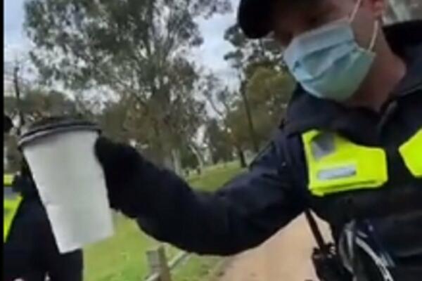 POLICAJAC NA METI OŠTRIH OSUDA: Uzeo čoveku kafu da proveri "ima li razloga" da ne nosi masku, GORE MREŽE! (VIDEO)