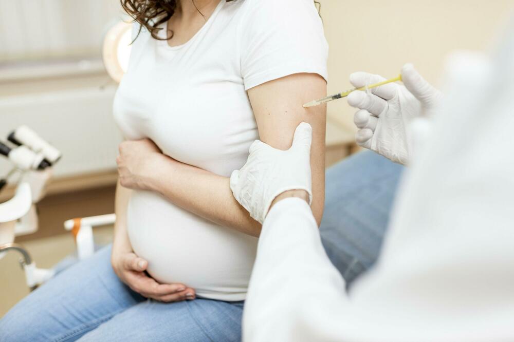 EMA JASNO PRENOSI: Vakcine su bezbedne za trudnice i bebe