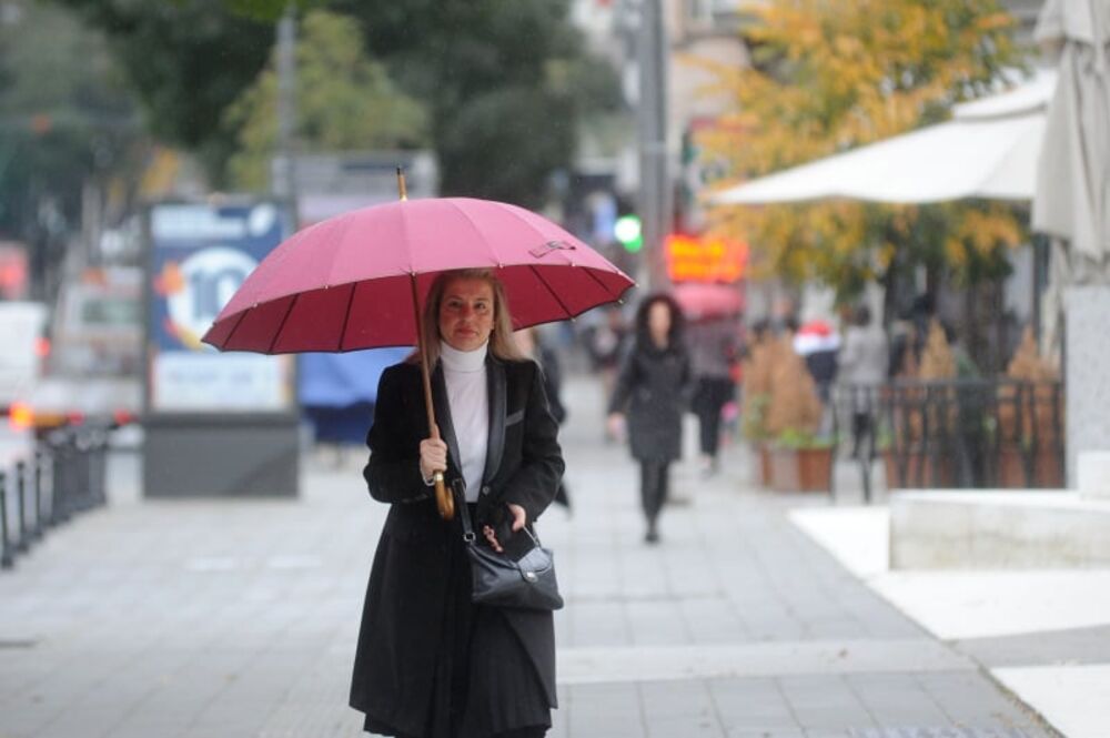 Devojka sa crvenim kišobranom u Beogradu