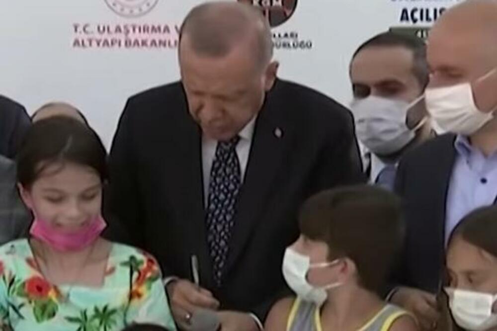 DEVOJČICA PREVARILA ERDOGANA: Testirala strpljenje turskog predsednika (VIDEO)